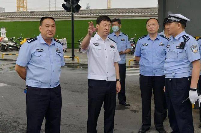 近日,市公安局常务副局长张武清,副局长李亚凡带领交警支队长王伟及