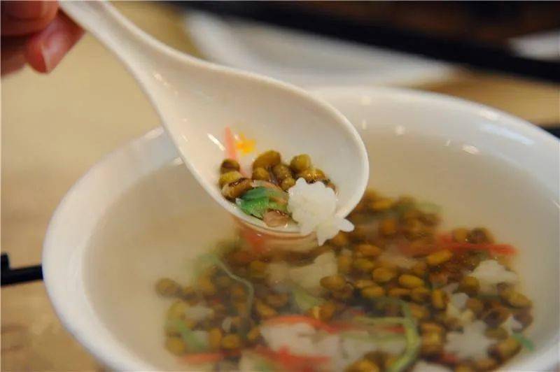 当然,最后这种用料复杂的高配版苏式绿豆汤也走入平常人家,成为苏州