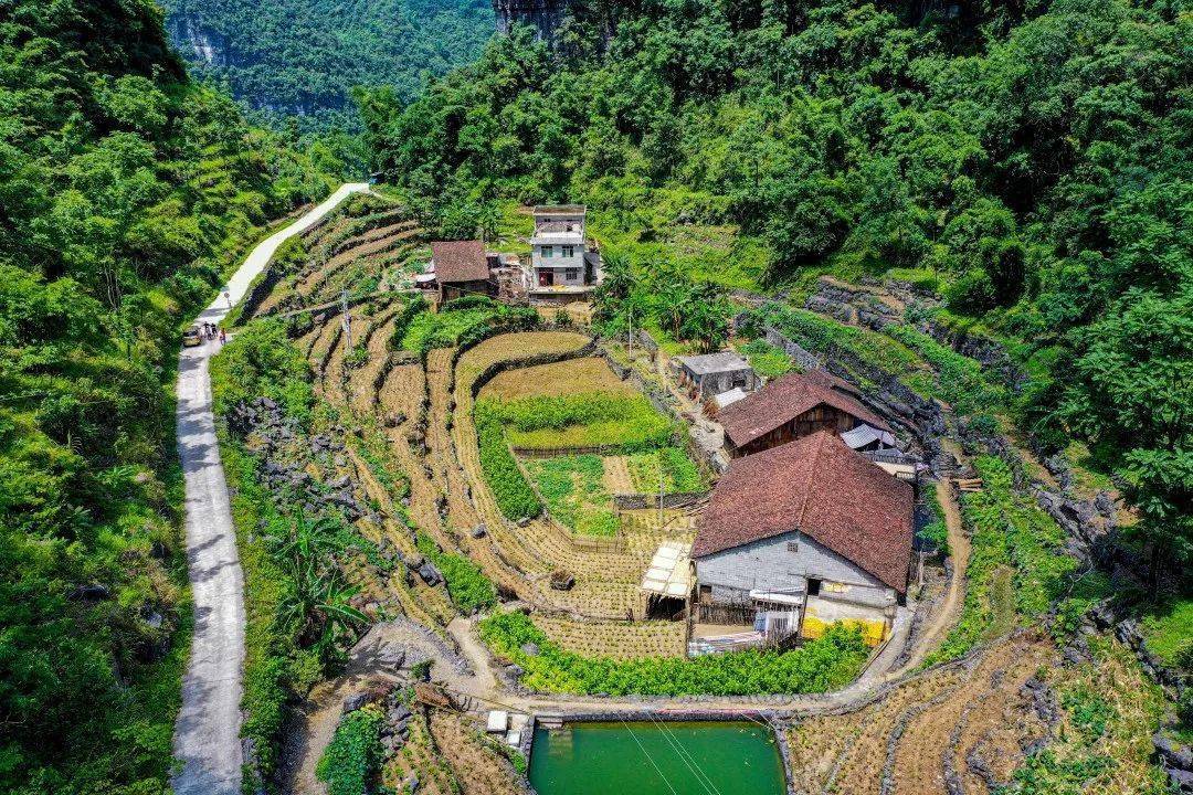 他指着新房里的墙面说:"以前住在山区,房子是木屋,每逢下雨,总担心