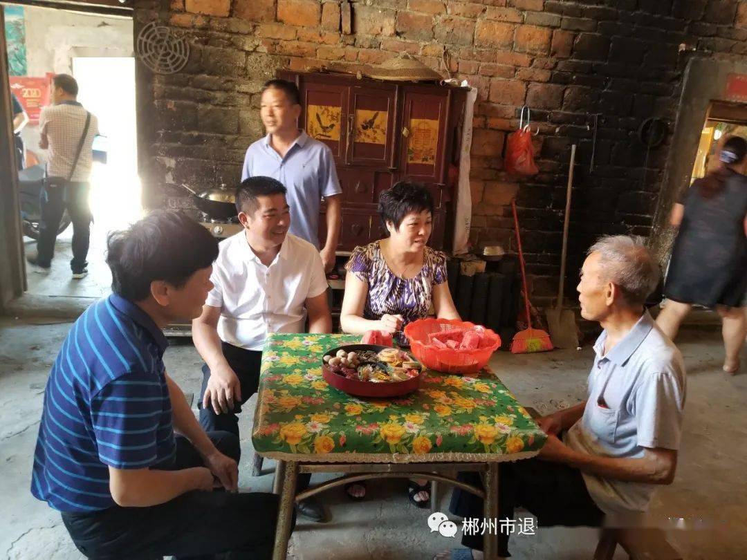 7月22日,在桂阳县退役军人事务局局长邓富荣陪同下,邓卫东一行辗转