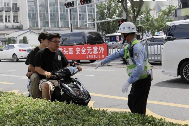 交警一天开出近百张!_头盔