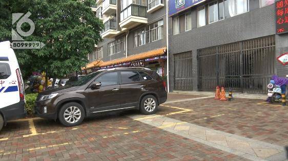 车位|小区停车场里停车被贴罚单？车主：我真是哔哔哔哔哔