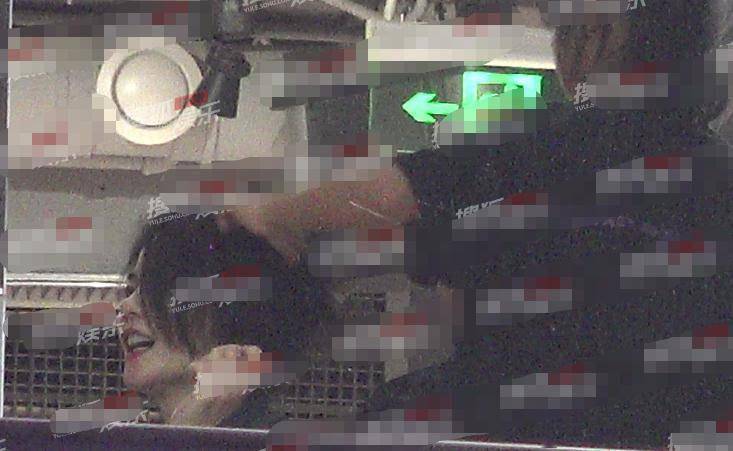 李嫣陪王菲做头发 理发店品红酒享vip待遇 互动亲密似姐妹