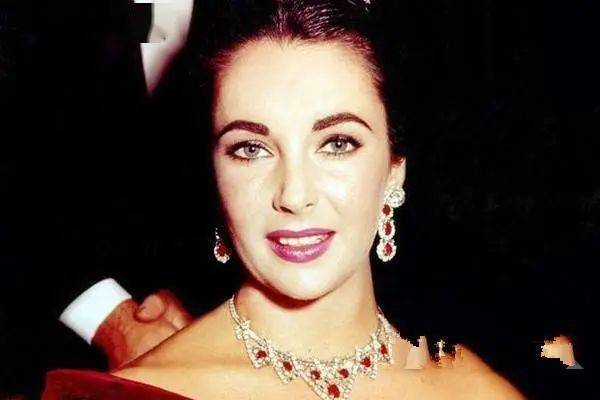 黄金|这些珠宝女人能戴到60岁!能升值,能传世,比黄金高级多了!