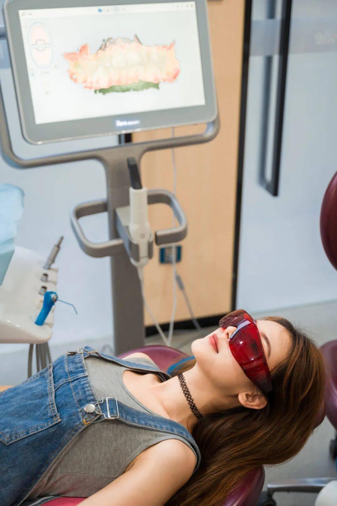 口腔|摘掉口罩也自信，暑期明星同款隐适美牙齿矫正直接半价！