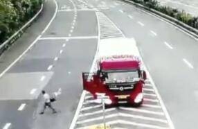 网友|一男一女跟着货车司机去旅行，中途被丢高速路上，只因......