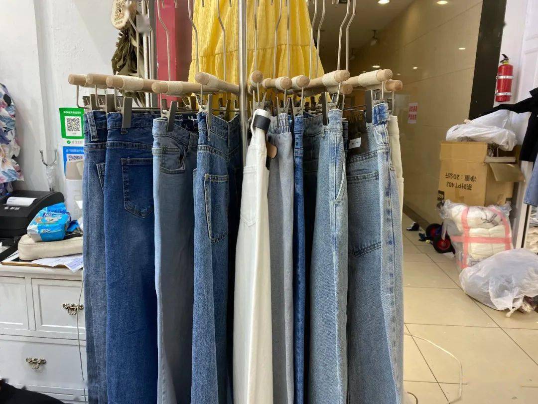 特价|上衣5块、连衣裙10块！杭州这家服饰城单件就能拿特价，就连护栏旁都坐满了人…