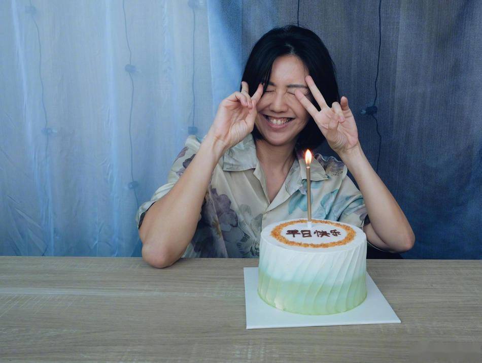 开心|孙燕姿晒素颜照，给自己庆生超开心，温柔俏皮少女范儿十足