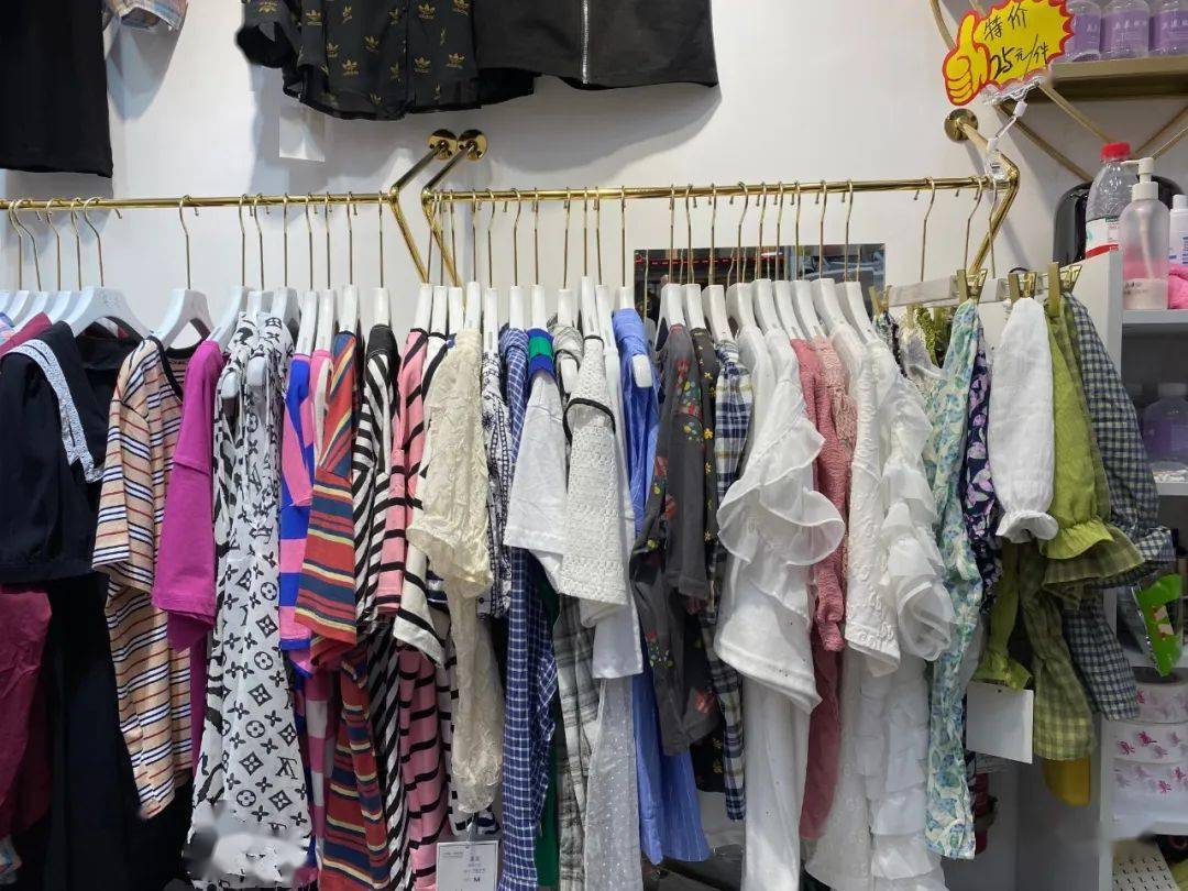 特价|上衣5块、连衣裙10块！杭州这家服饰城单件就能拿特价，就连护栏旁都坐满了人…