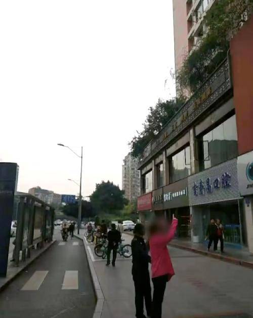 判了!女子10楼扔下菜刀获刑一年十个月