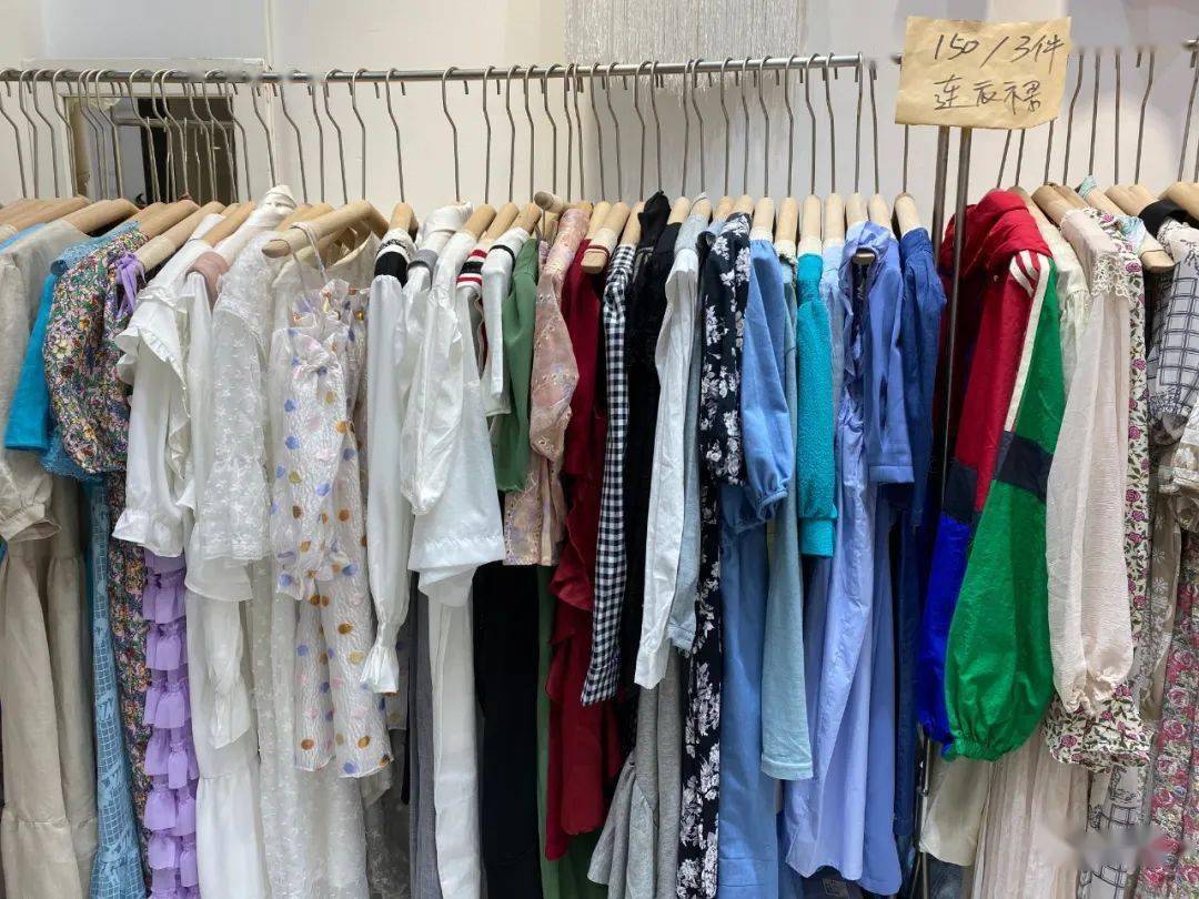 特价|上衣5块、连衣裙10块！杭州这家服饰城单件就能拿特价，就连护栏旁都坐满了人…