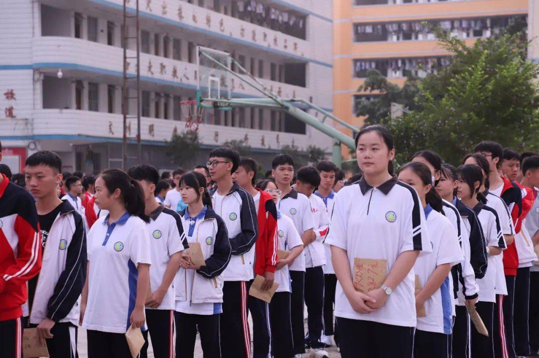环江这所高中为被截肢的10岁小女孩做了这事