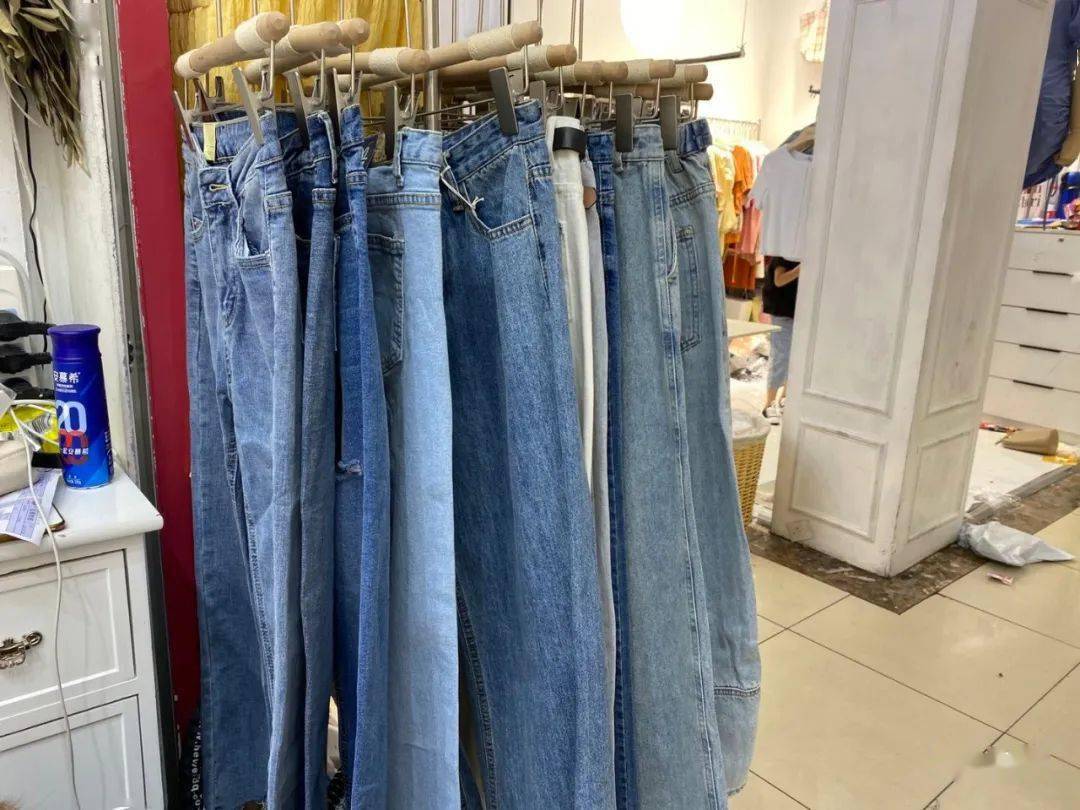 特价|上衣5块、连衣裙10块！杭州这家服饰城单件就能拿特价，就连护栏旁都坐满了人…