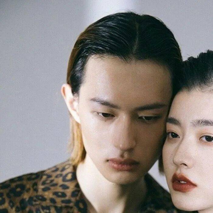特别污情侣头像摸下面一人一半图片