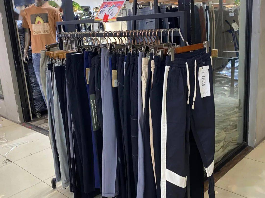 特价|上衣5块、连衣裙10块！杭州这家服饰城单件就能拿特价，就连护栏旁都坐满了人…