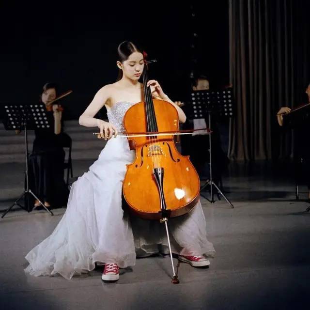 崩溃|欧阳娜娜被频繁网暴，不堪重负在节目崩溃大哭！才20岁的她到底做错了什么？