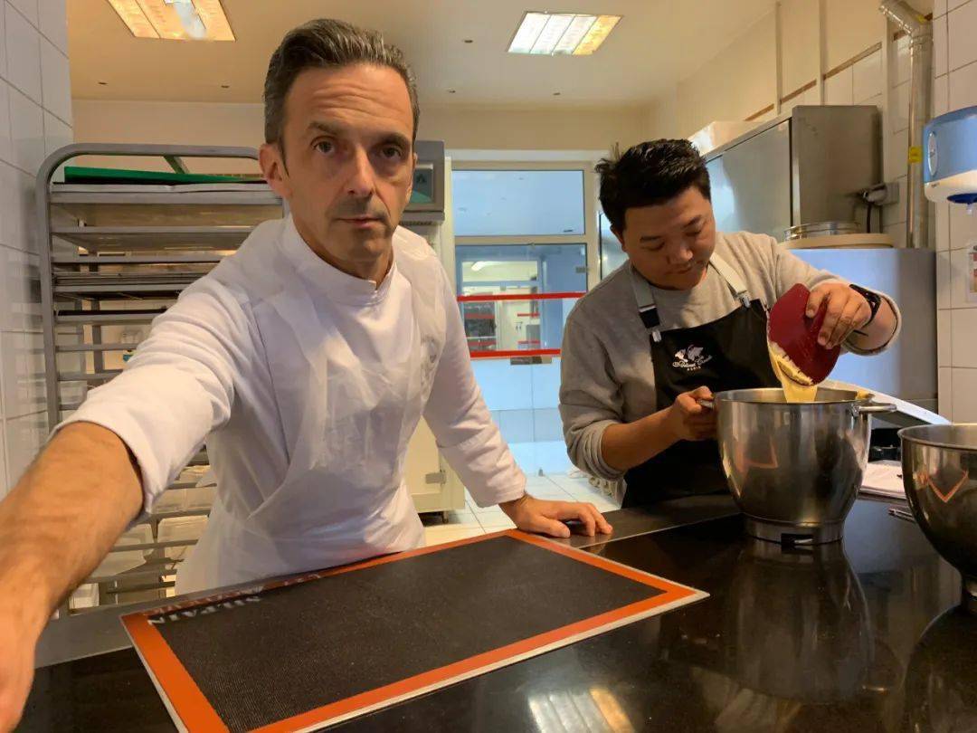 衣服|他把“衣服”卖进可颂面包店，就问香不香？