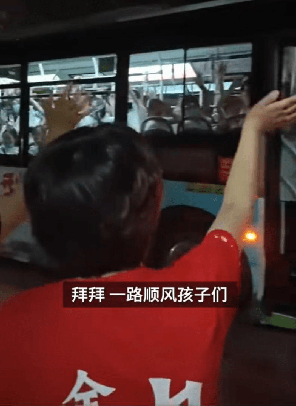 毕业|老师对学生的感情可以有多深？感动！