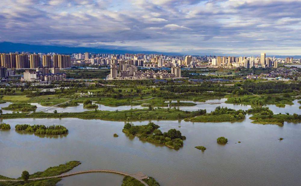 位于汉江上游的陕西省汉中市汉江湿地公园植被葱翠,江水秀美,让人心