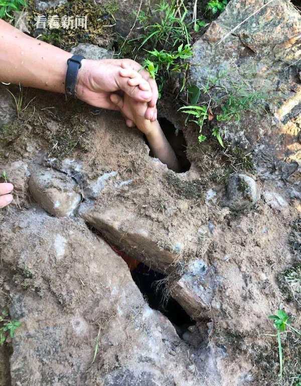 救援|男童溪里游泳突然“消失” 岸边涵洞却伸出一只手