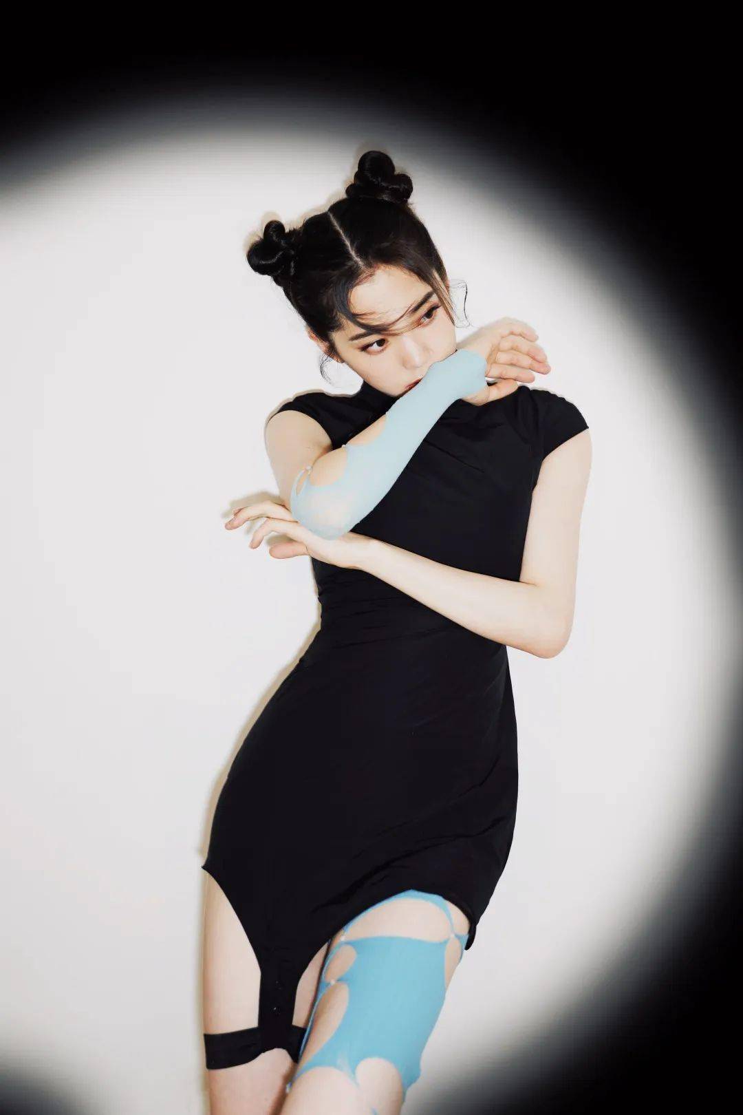 崩溃|欧阳娜娜被频繁网暴，不堪重负在节目崩溃大哭！才20岁的她到底做错了什么？