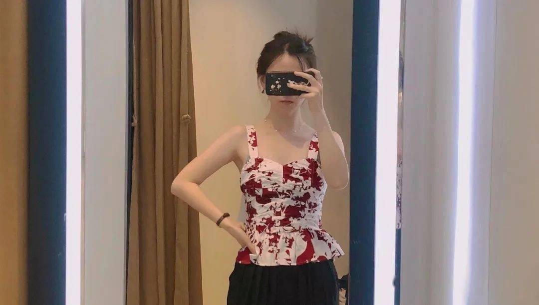 姨太|我在ZARA的打折区，淘到一大波好看的连衣裙！