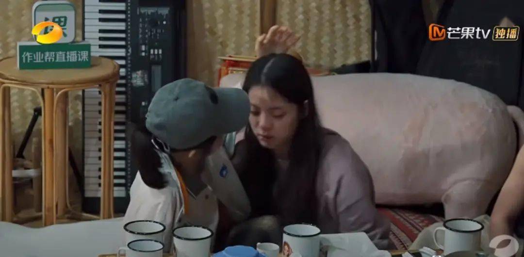 崩溃|欧阳娜娜被频繁网暴，不堪重负在节目崩溃大哭！才20岁的她到底做错了什么？