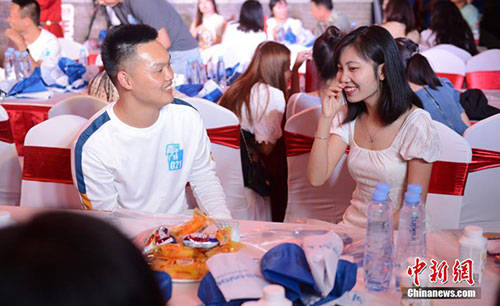 呼和浩特举办相亲会 家长替孩子来"相亲"