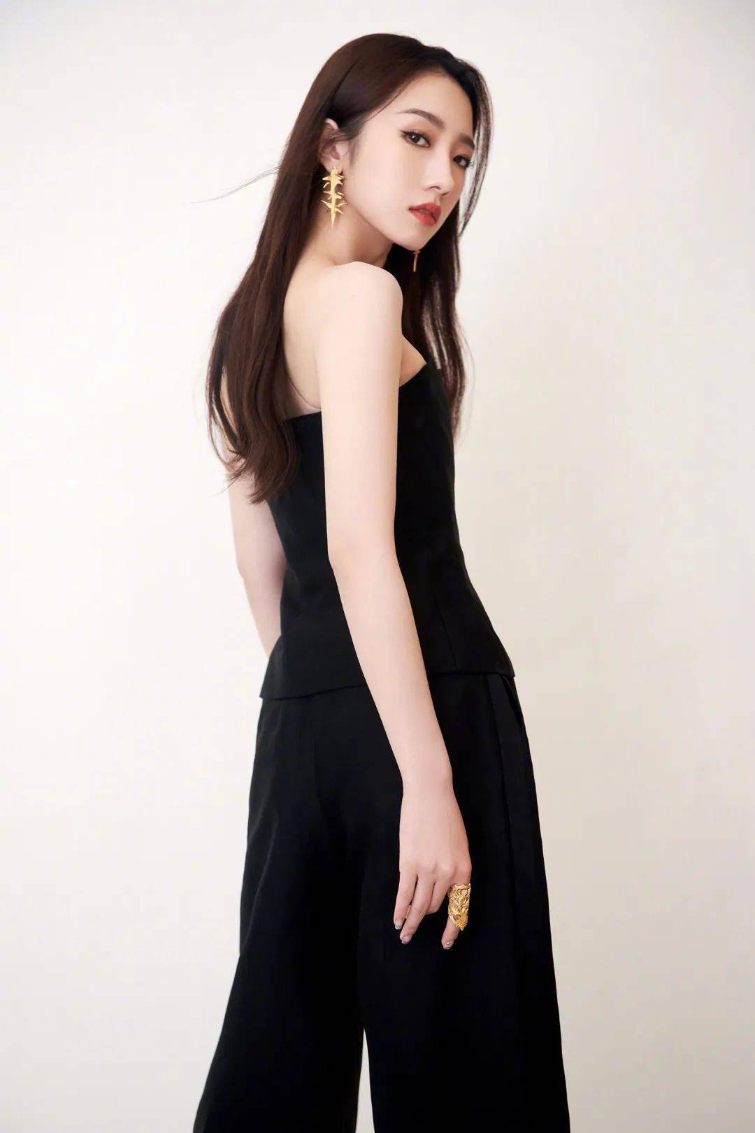 赵丽颖|快讯 | 王俊凯大片、赵丽颖美图、baby活动、孟美岐大片