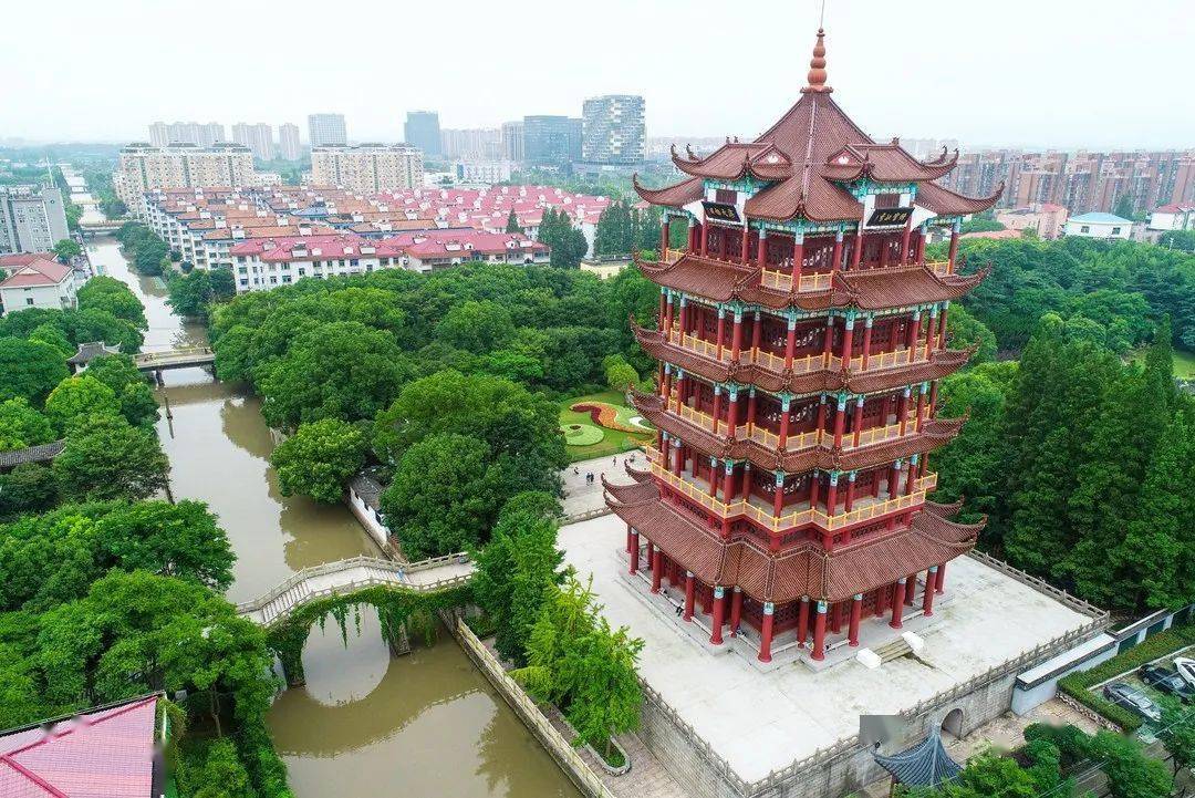 除了鹤鸣楼,游乐场外,园内其他景点也各具风情,值得在夏日午后纳凉