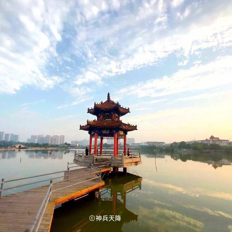 菏泽晨光浸染青年湖