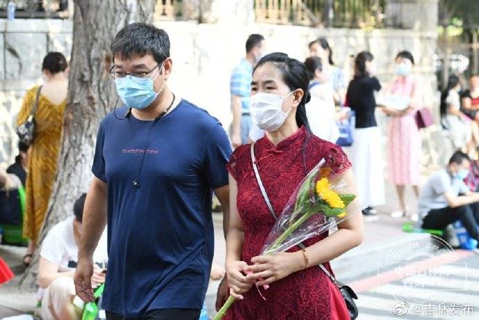 长春市|长春市中考开考 家长着旗袍助威 备鲜花相迎
