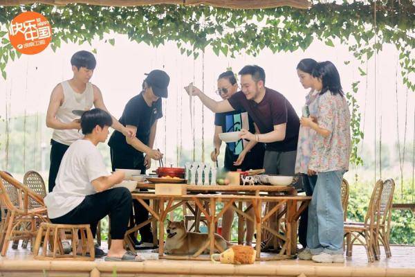 温情|《向往4》收官之夜再唱“心火烧” 蘑菇屋家人温情告别曼远村民