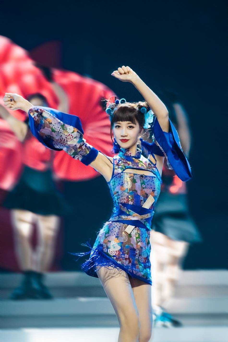 蓝色|蓝盈莹身着蓝色旗袍 哪吒头元气满满