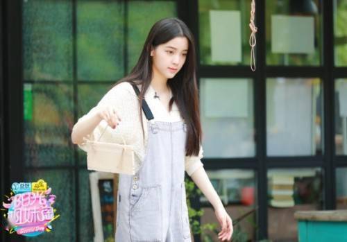 姐妹|短发欧阳娜娜甜美亮相闺蜜会，邀娣娣小巧打歌《NANA Ⅰ》