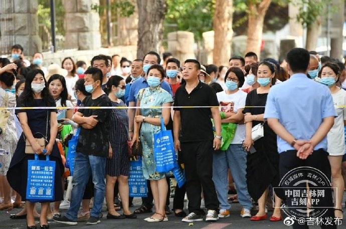 长春市|长春市中考开考 家长着旗袍助威 备鲜花相迎