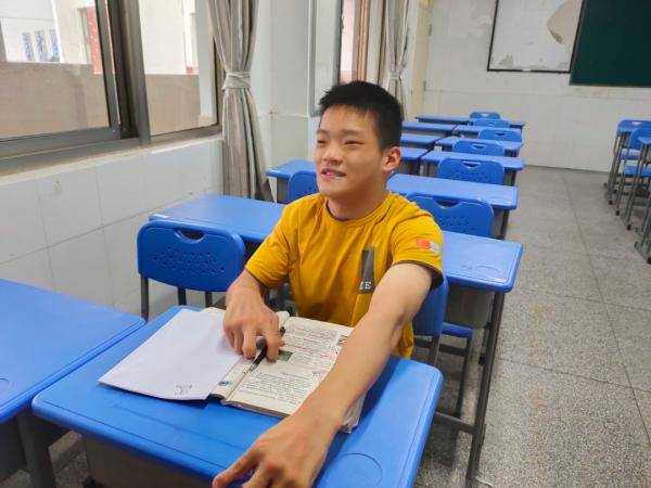 新华社|安徽一男生突然火了！人民日报、新华社集体点赞！