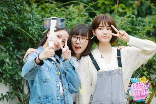 姐妹|短发欧阳娜娜甜美亮相闺蜜会，邀娣娣小巧打歌《NANA Ⅰ》