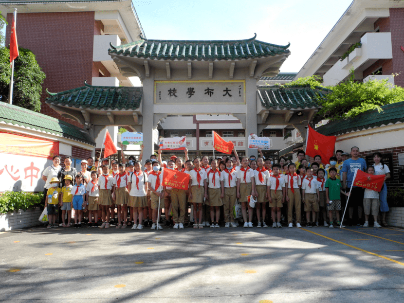 通过寓教于乐的方式 在参与游戏的同时 7月25日上午 大布小学少工委