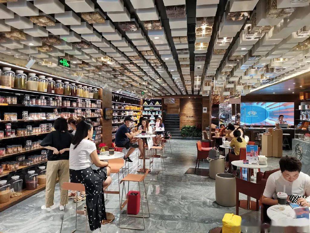 卡布奇诺|提神又养身？枸杞拿铁、肉桂卡布奇诺……“老中医”同仁堂跨界卖咖啡火了