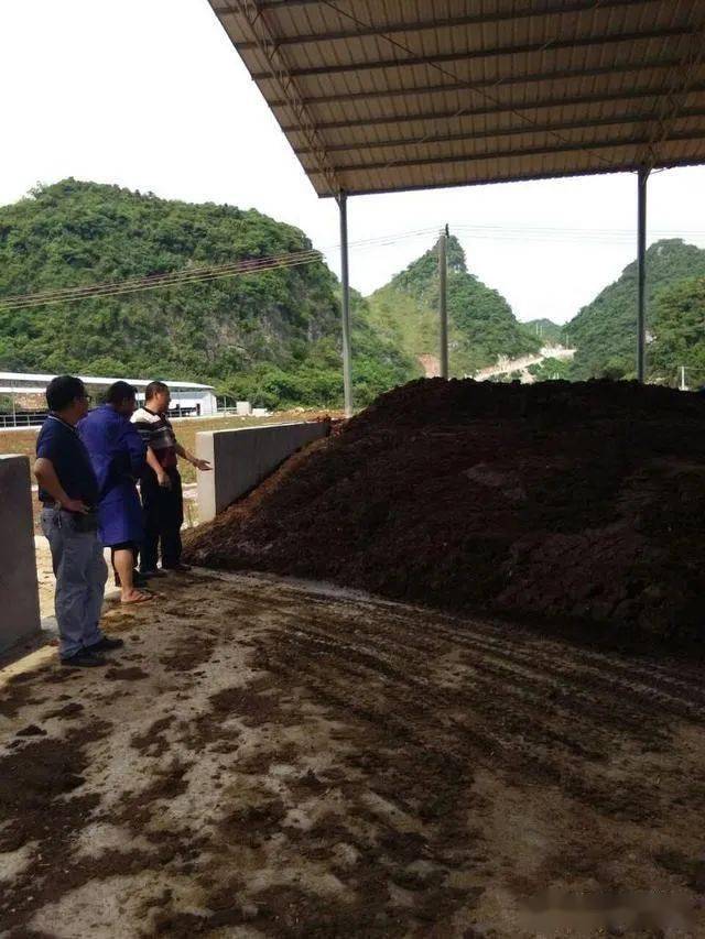 一个猪场仅需一台铲车采用采用一边发酵完成的猪粪的处理