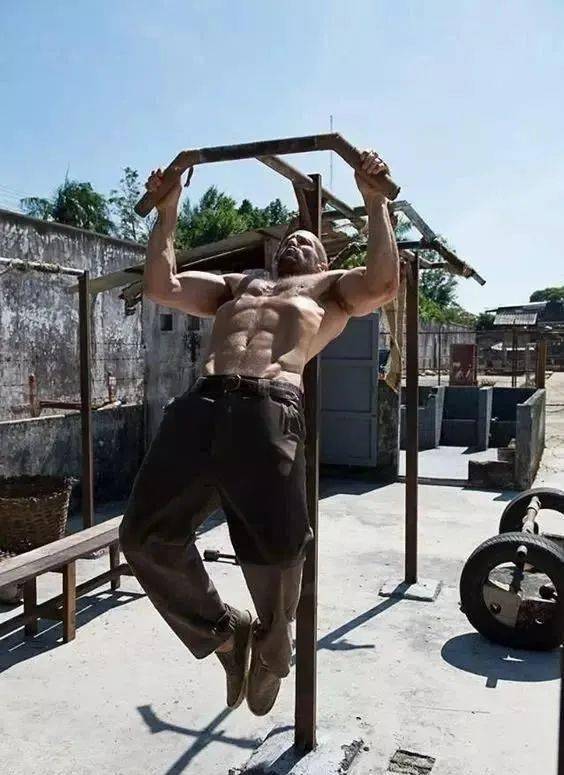 训练|25岁穿豹纹当伴舞，46岁成好莱坞头号猛男，51岁娶走超模娇妻，这男人凭什么？