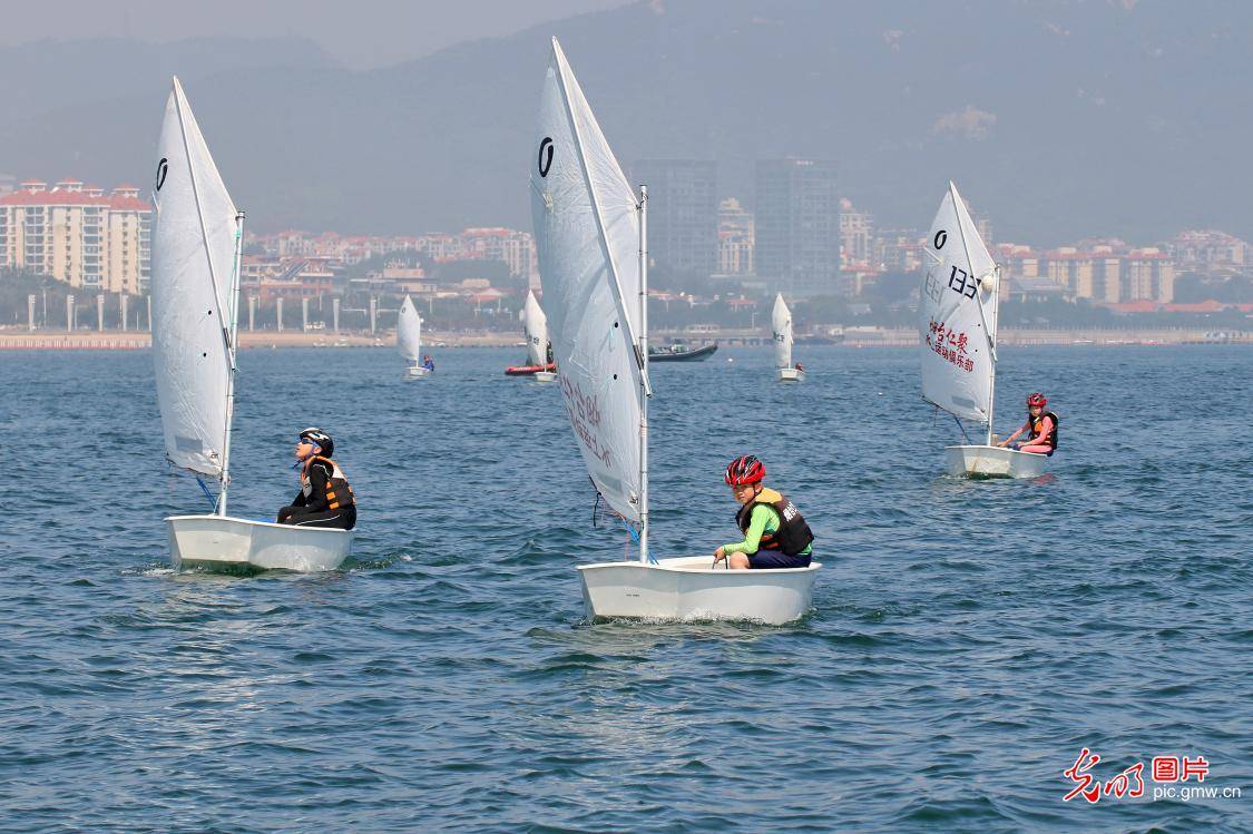 帆船|小学生玩帆船“乘风破浪”度暑假