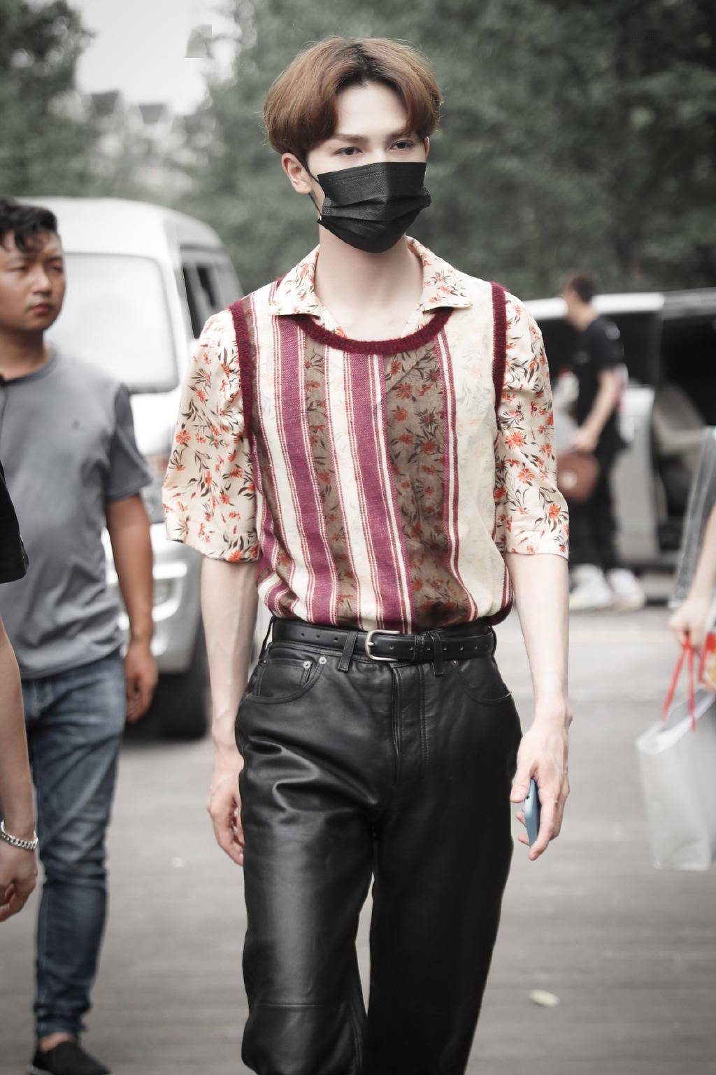 一半优雅一半狂野 朱正廷上班look混搭风演绎画报