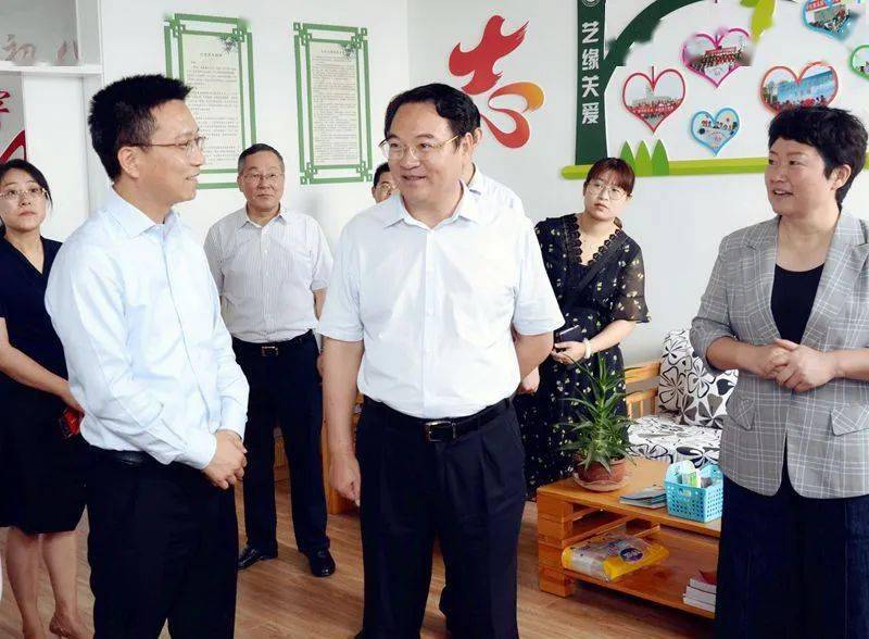 潘道津与大丰区政府区长李志军,区政协主席石根美以及街道主要负责人