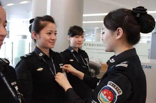 招聘安检员_中国为什么强大的让世界害怕 美国人 你看看地铁的安检员(2)