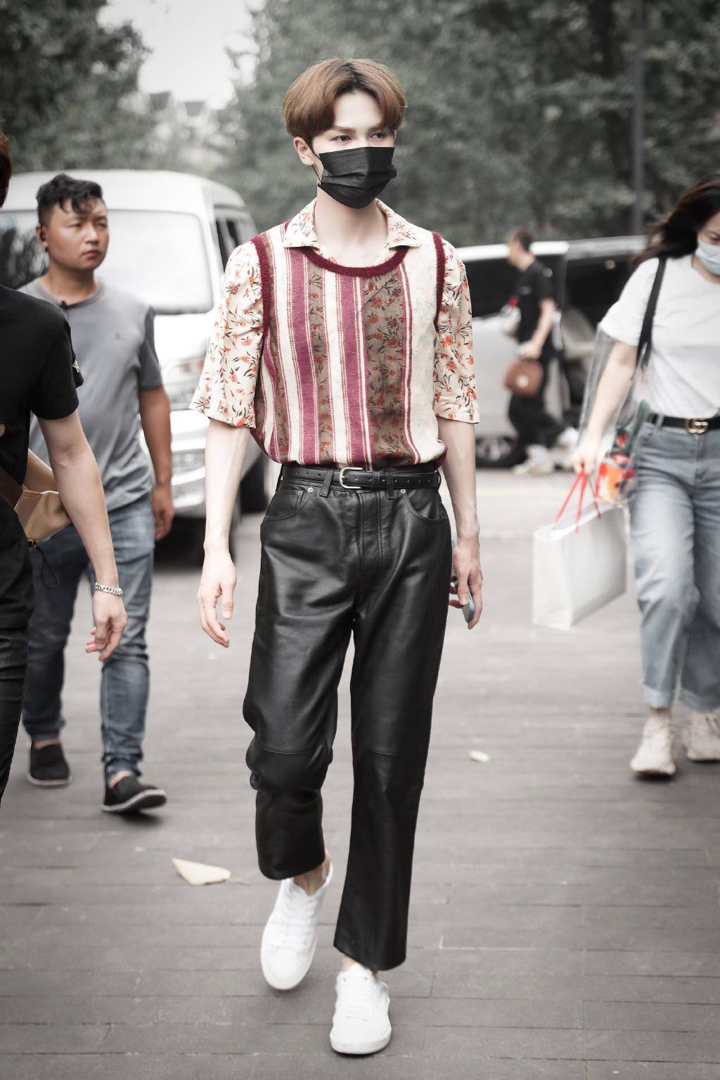 一半优雅一半狂野 朱正廷上班look混搭风演绎画报