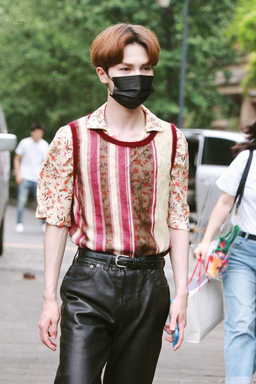 一半优雅一半狂野 朱正廷上班look混搭风演绎画报