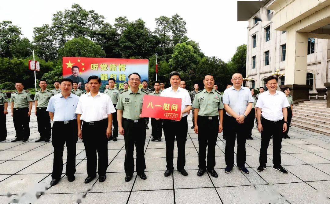 钟志生在走访慰问景德镇军分区和火箭军驻景某部时强调 抓实抓好拥军