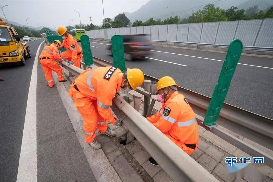 养护工人——坚守岗位的高速公路守护者